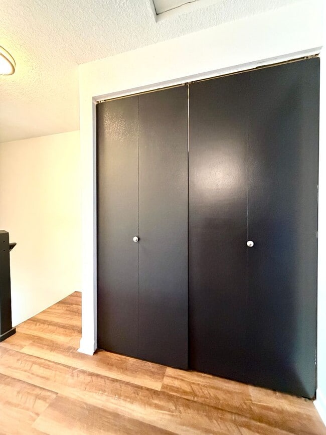 Building Photo - **FREE FIRST MONTH'S RENT** Updated Townhouse in the Heart of Garden Home~ New LVP Flooring~ Wash...