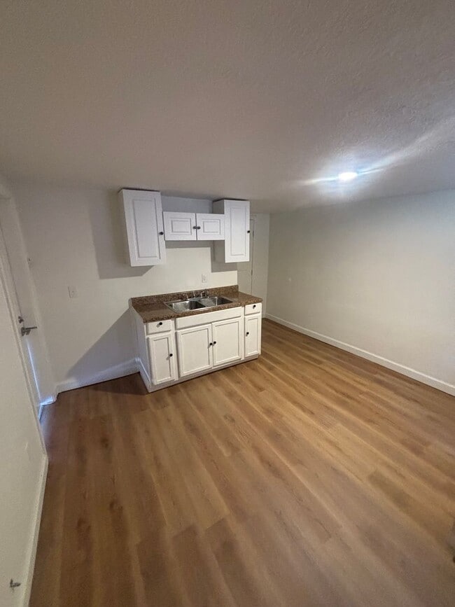 Building Photo - Country Aire