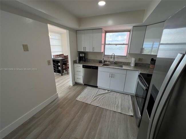 Building Photo - 1301 NE Miami Gardens Dr