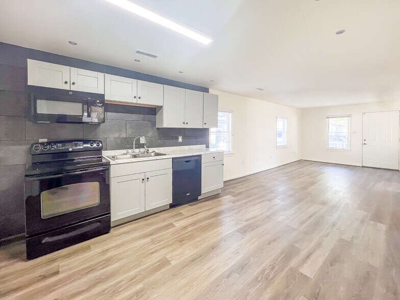 Building Photo - 404 N 10th Ave