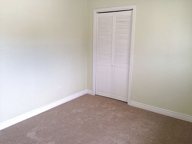 Building Photo - Great location on Cul-de-Sac