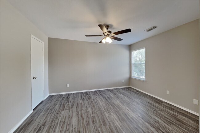Building Photo - 17303 Davenway Dr