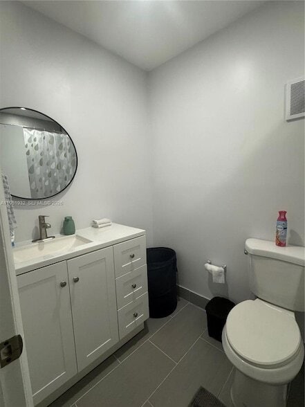 Building Photo - 5482 Lakewood Cir S