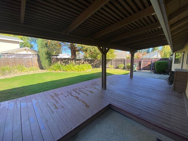 Building Photo - Well Maintained, Large Corner Lot
