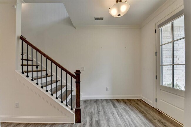 Building Photo - 6892 Roswell Rd NE