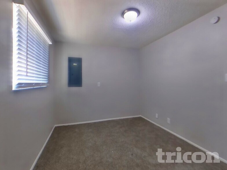 Building Photo - 1725 Hiawatha Dr NE