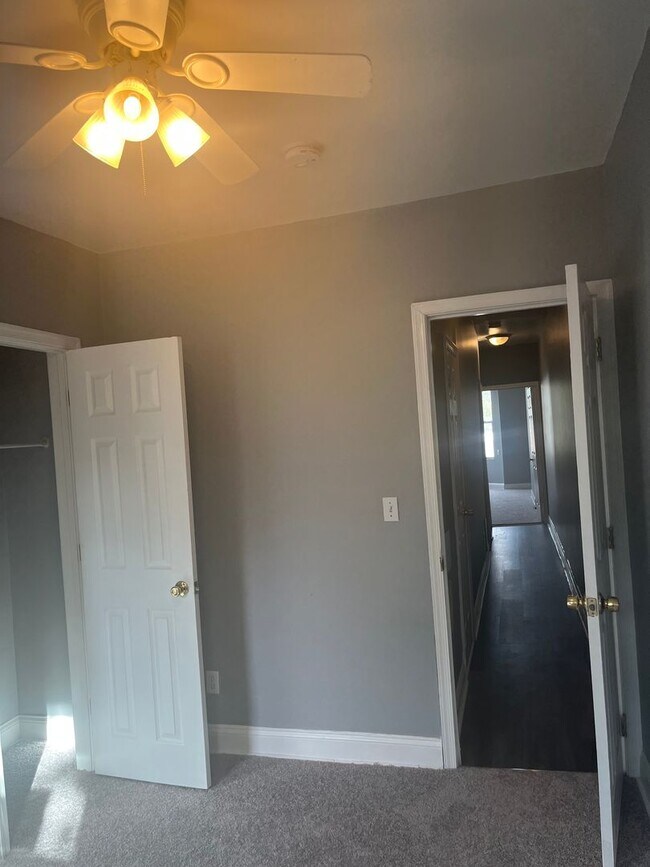 Building Photo - Spacious 3 bedroom 1.5 Bathroom Townhome