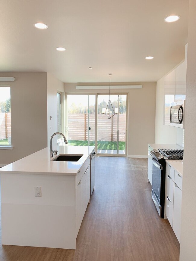 Building Photo - Lease Takeover Available NOW! Sunny 3 bdrm, 2.5 bath in Cordata Neighborhood