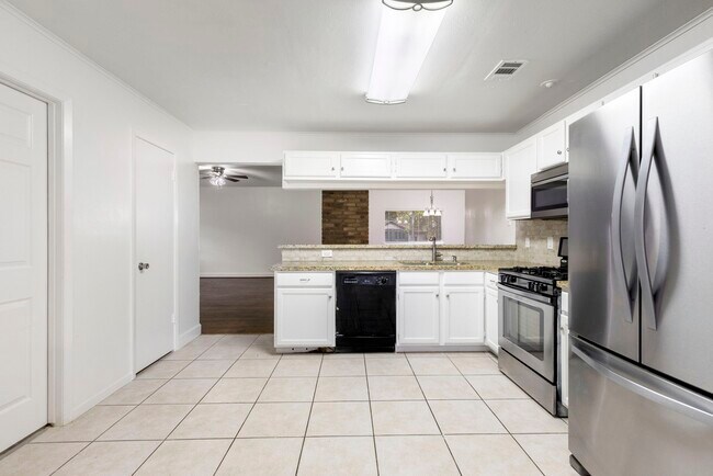 Building Photo - 10 Rockridge Ct