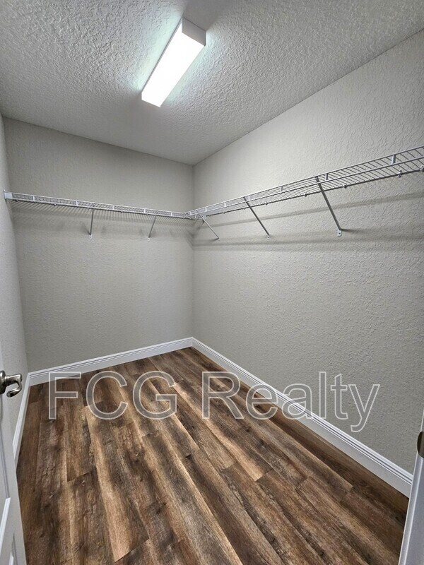 Building Photo - 212 Oak Ln