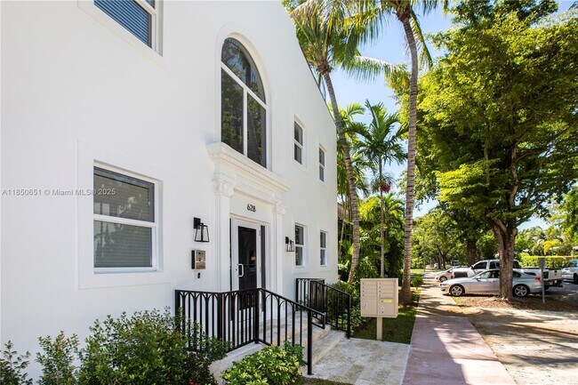 Building Photo - 624 Santander Ave