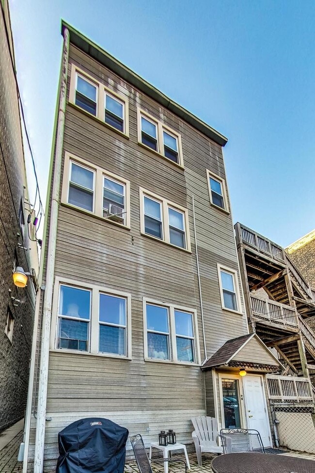 Building Photo - 1037 N Damen Ave.