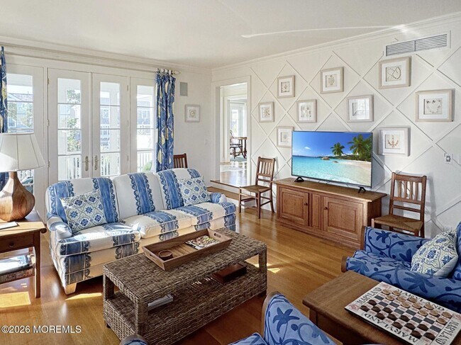 Building Photo - 985 East Ave