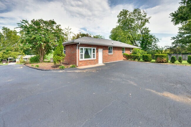 Building Photo - Beautifully Updated 3BR/1.5BA Home in Coveted Caldwell Hall!