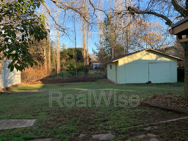 Building Photo - 860 Glendale Ave
