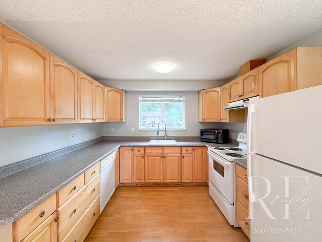 Building Photo - Spacious 4-Bedroom Home with Garage on Qui...
