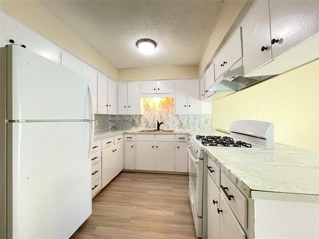 Building Photo - 902 N Meadows Dr