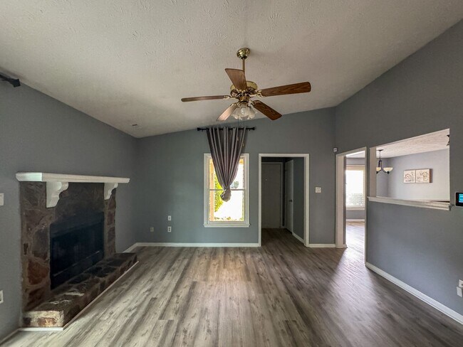 Building Photo - Charming 3 Bed 2 Bath Home with Fenced Yard