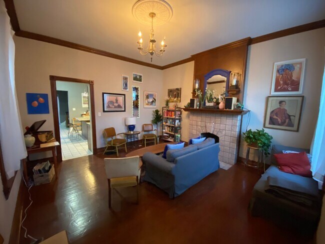 Building Photo - Beautiful 4 bed/1.5 bath Rental Mins. from...