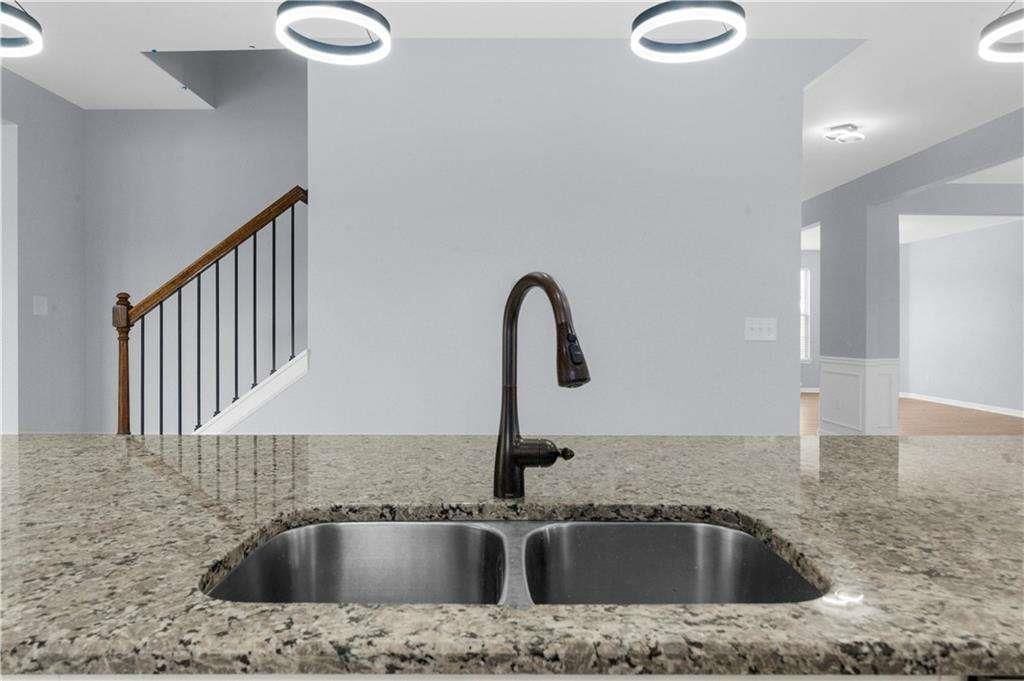 Building Photo - 5435 Mirror Lake Dr