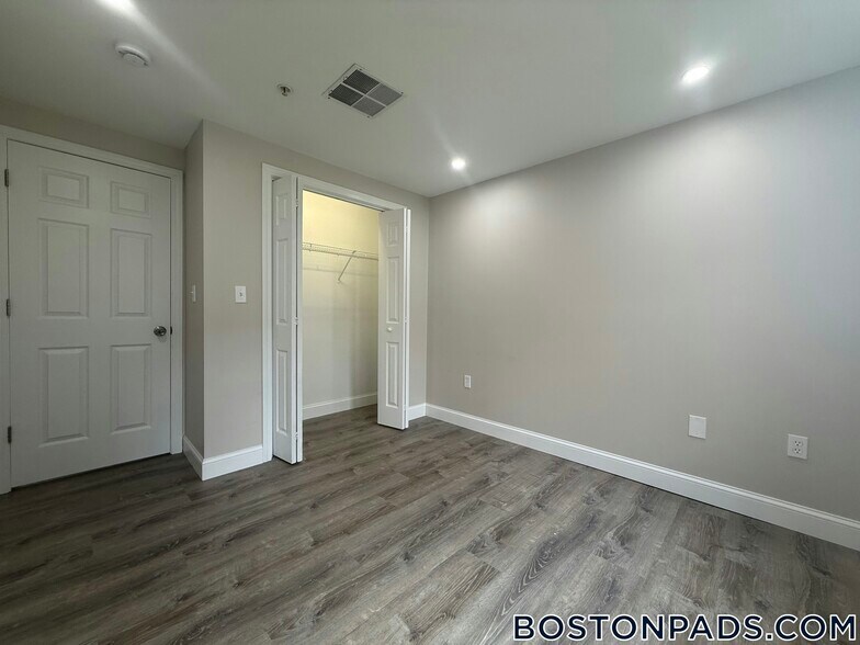 Building Photo - 21 Kenmar Dr