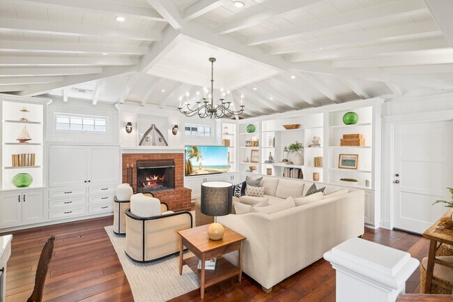 Building Photo - 2035 Miramar Dr