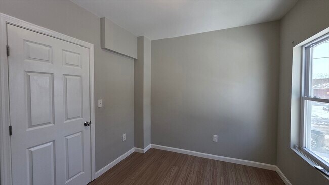 Building Photo - 31 Hicks St