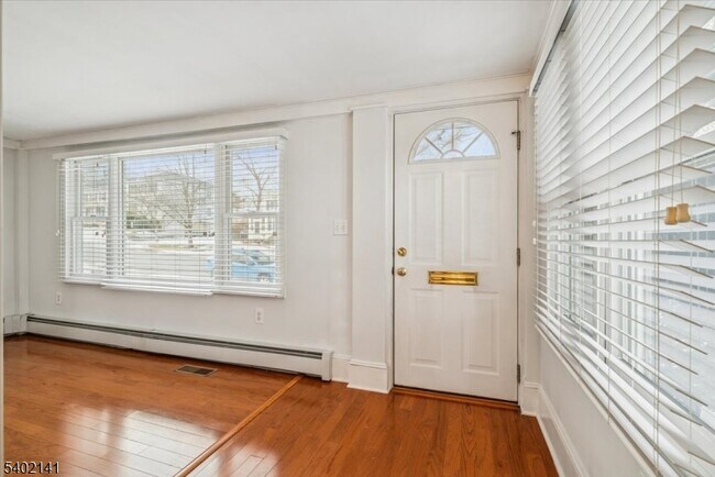 Building Photo - 16 Cross St