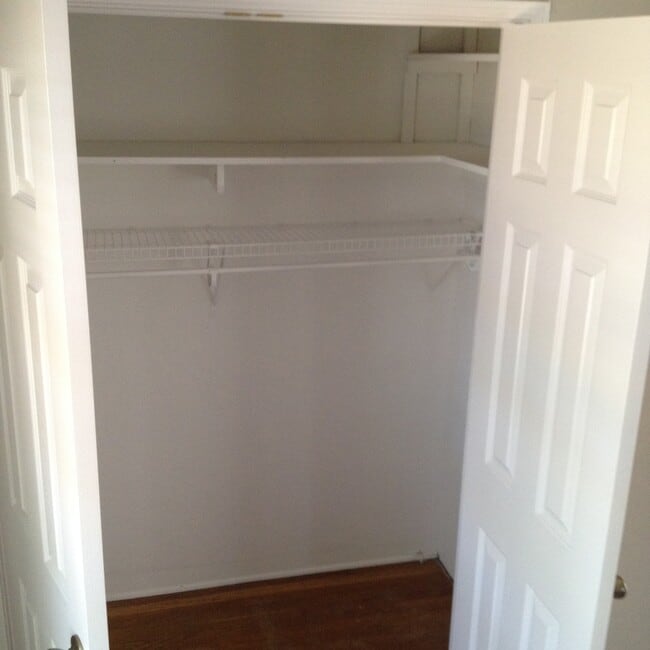Building Photo - Beautiful 2bd/1ba Upstairs Duplex with a H...
