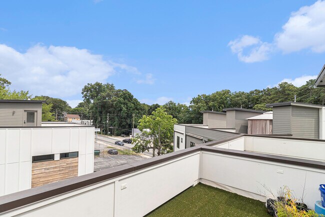 Building Photo - 2424 Memorial Dr SE