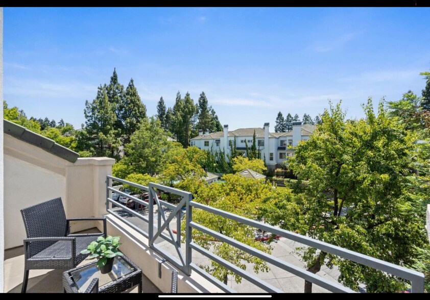 Building Photo - 440 Navaro Pl