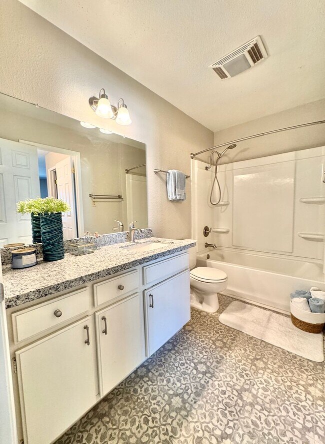 Building Photo - Charming 2 bed 1.5 bath condo, with attached 2 car garage!