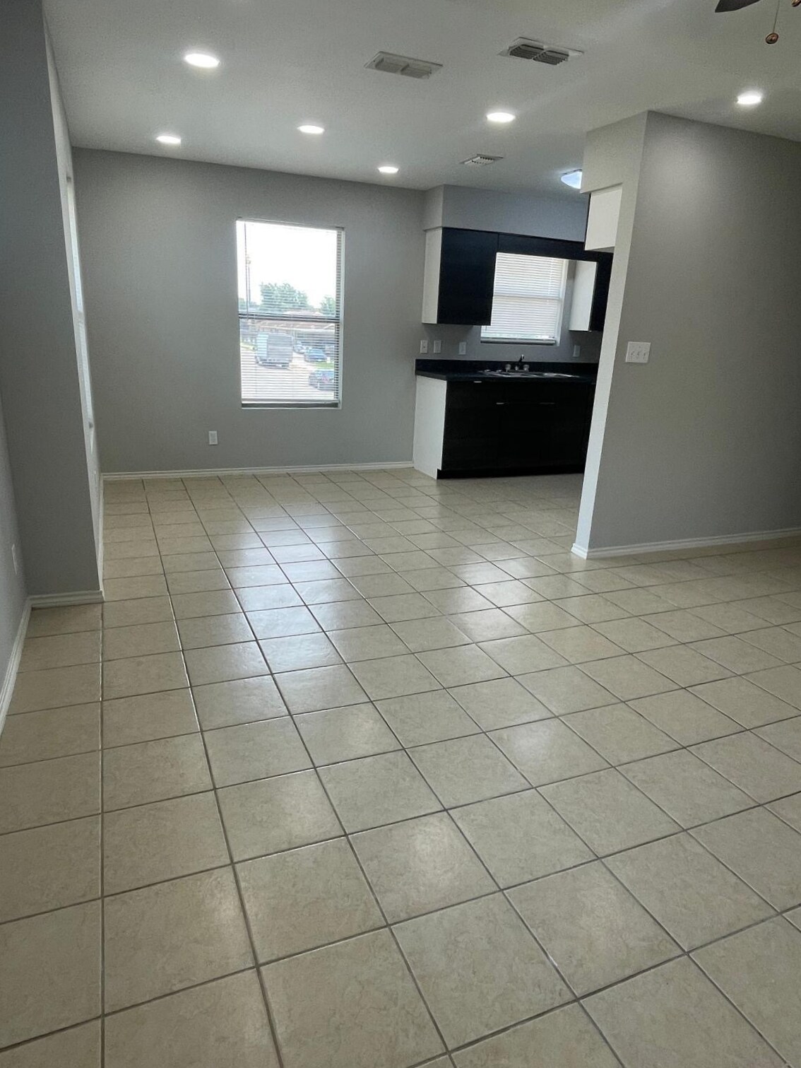 Building Photo - 406 E 3rd St