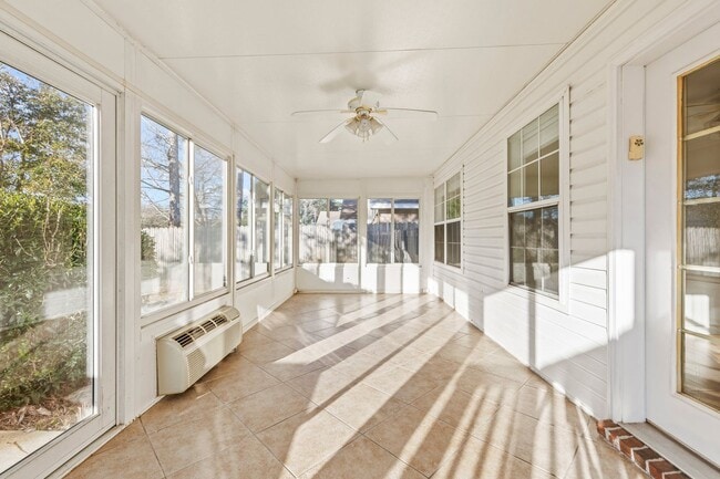 Building Photo - Charming home in IDEAL location!!!