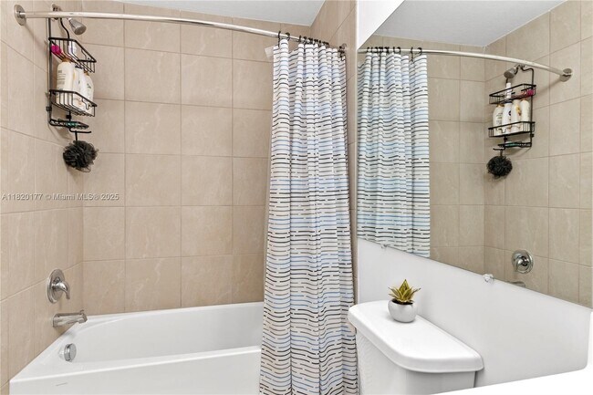 Building Photo - 6285 SW 47th Manor