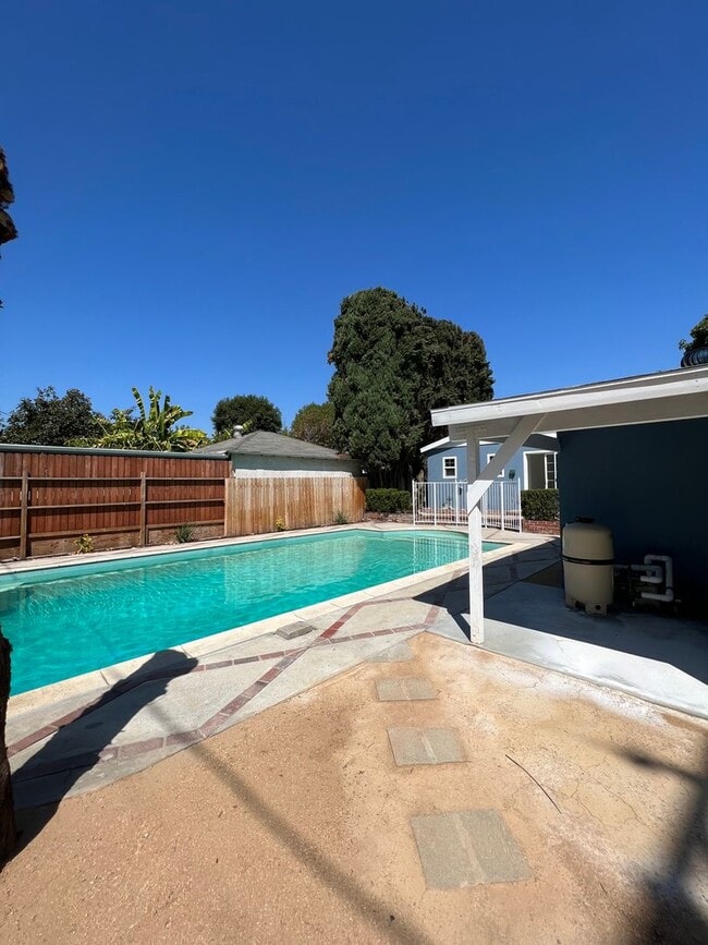 Building Photo - Adorable pool home in Sherman Oaks
