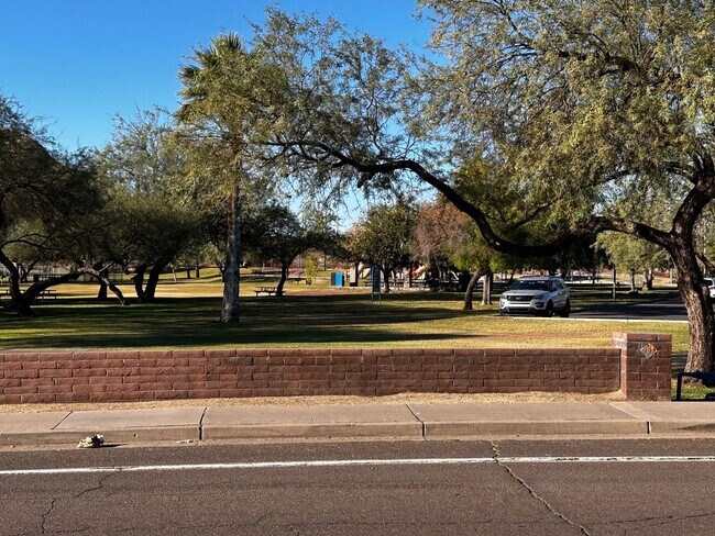 Building Photo - 700 E Mesquite Cir
