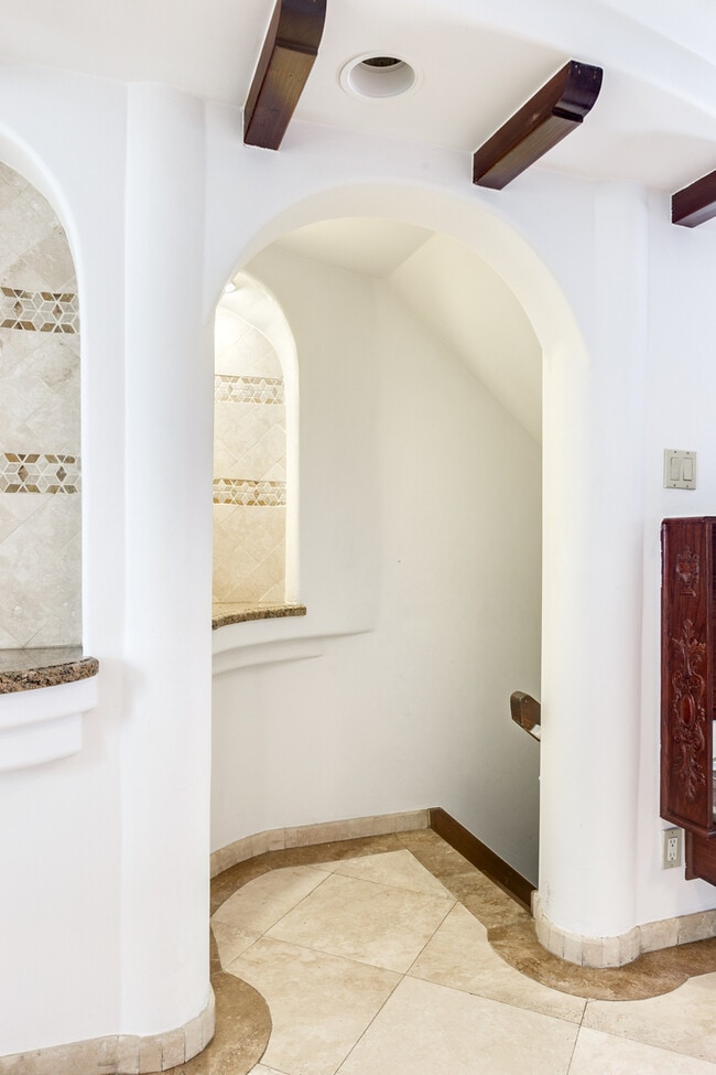 Building Photo - 13959 Victory Blvd