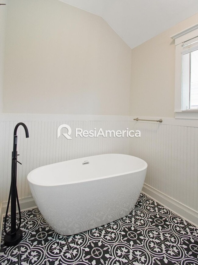 Building Photo - Beautiful 3/3 Craftsman in a Great Midtown Location!