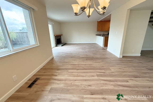 Building Photo - Remodeled 2BR/2.5BA Duplex with 2-Car Garage in San Mateo