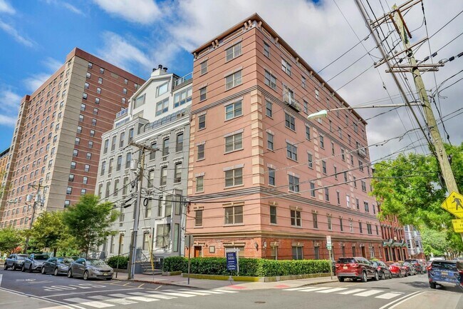 Building Photo - 84 Bloomfield St