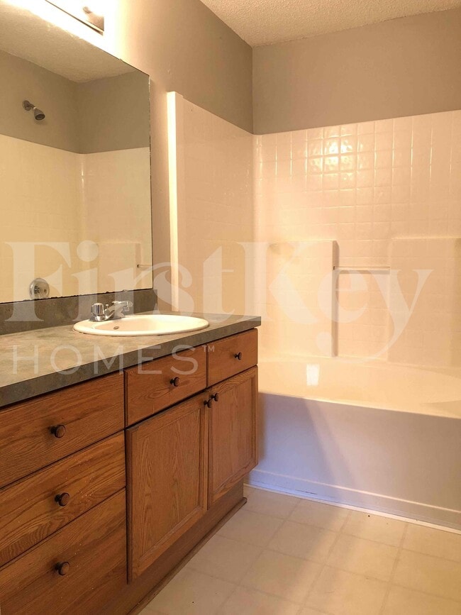 Building Photo - 2137 Featherwood Dr W