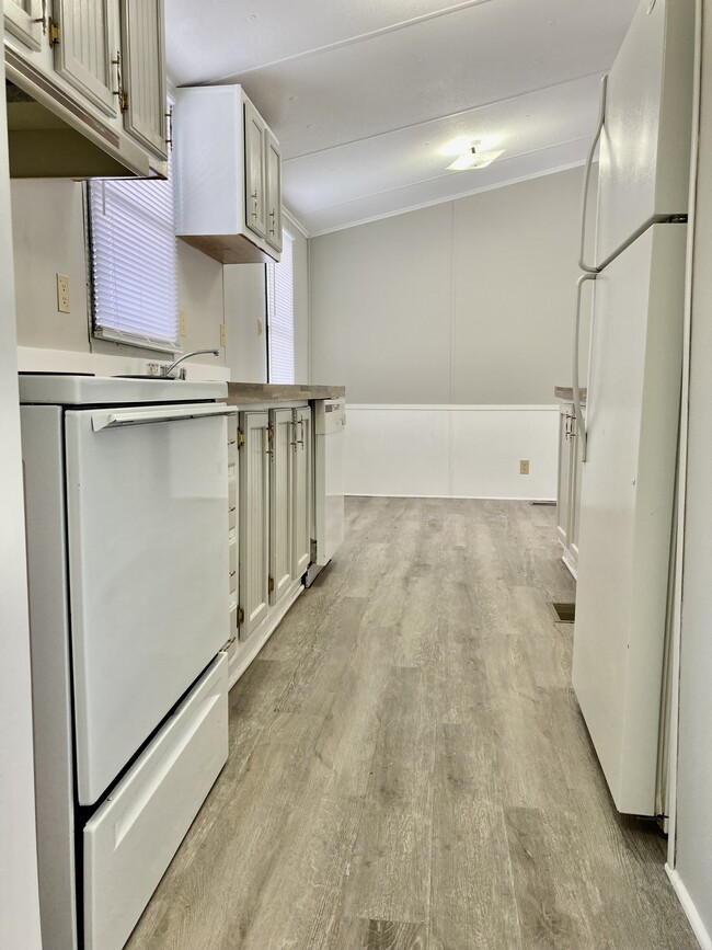 Building Photo - 870 Tower Rd SE