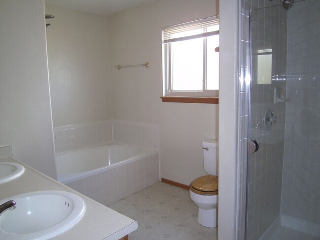 Building Photo - 525 Sinton Ave