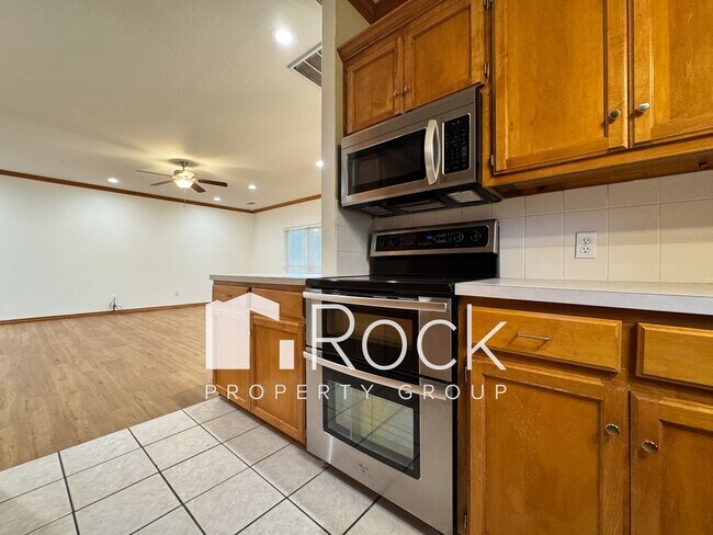 Building Photo - Charming 3-Bed 3-Bath Home with Tornado Sh...