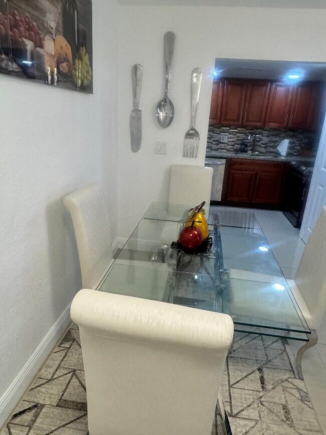 Building Photo - 4174 Inverrary Dr