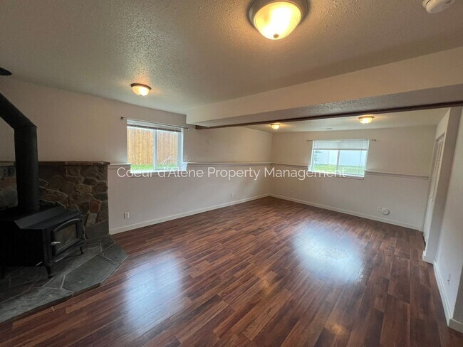 Building Photo - 3 bed house w/ family room in The Landings!