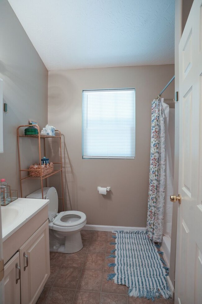 Building Photo - 633 Golfview Dr