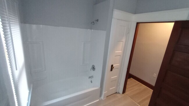 Building Photo - 1816 Woodlawn Ave