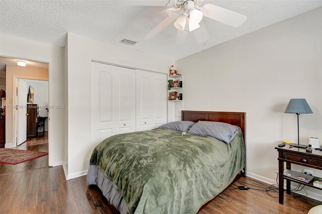 Building Photo - 303 E Riverbend Dr